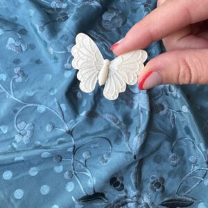 Broche mariposa color natural