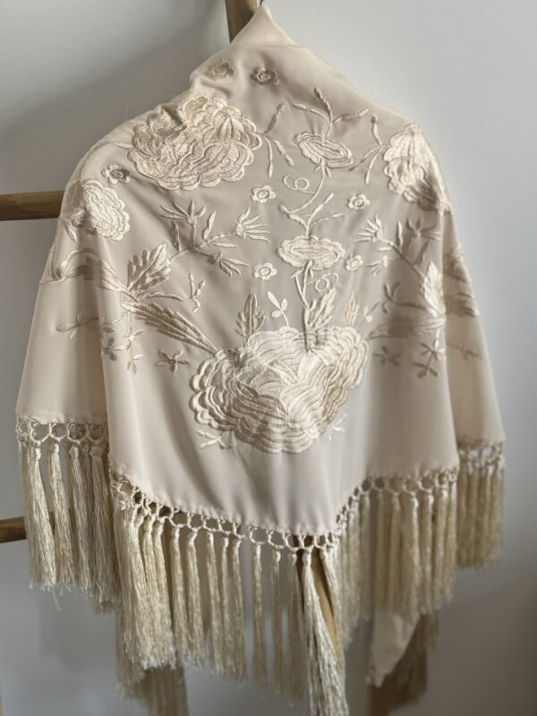 Mantón modelo rosas en marfil - Imagen 3