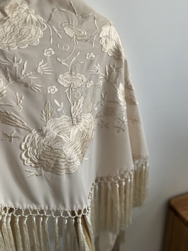 Mantón modelo rosas en marfil - Imagen 4