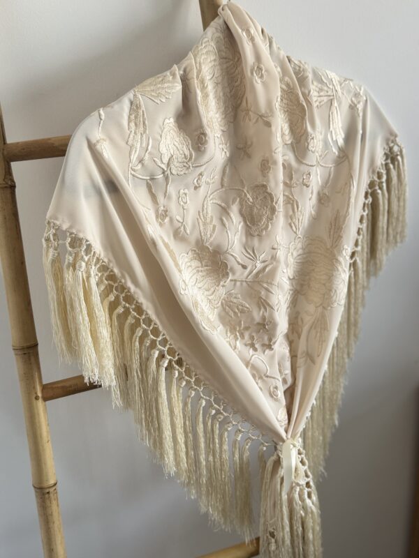 Mantón modelo rosas en marfil