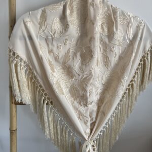 Mantón modelo rosas en marfil