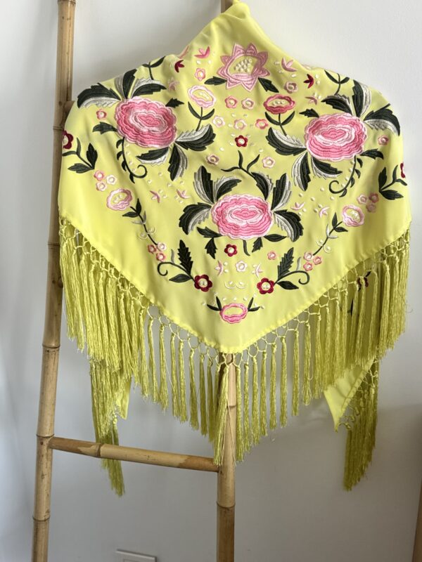 Mantón modelo rosas en Lima - Imagen 3