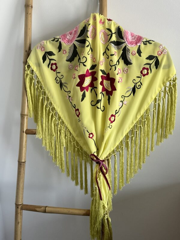 Mantón modelo rosas en Lima - Imagen 2