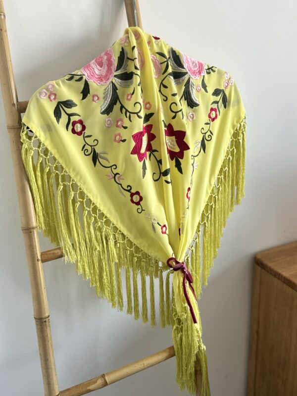 Mantón modelo rosas en Lima
