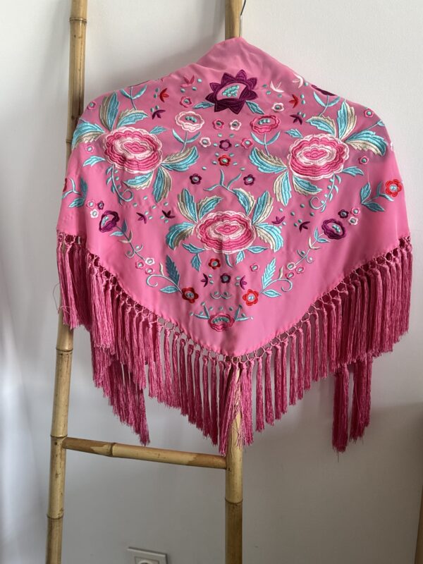 Mantón modelo rosas en fresa - Imagen 3