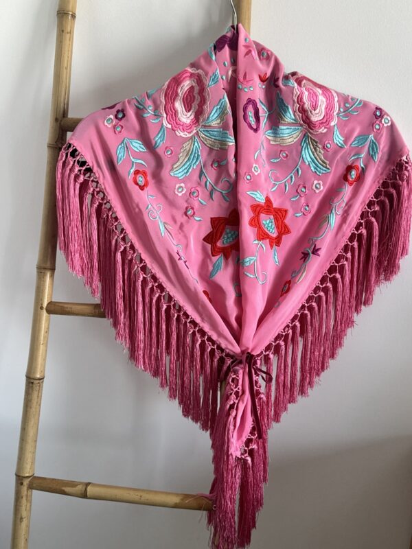 Mantón modelo rosas en fresa - Imagen 2