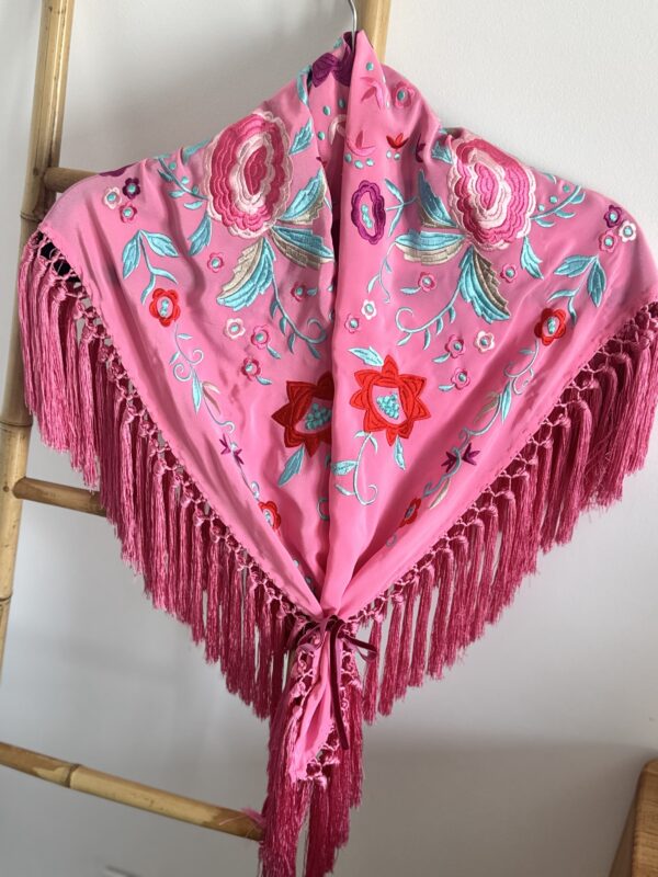 Mantón modelo rosas en fresa