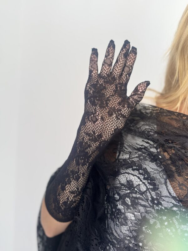 Guantes largos bordados de red