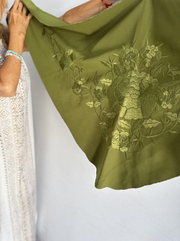 Kit de mantón bordado artesanal