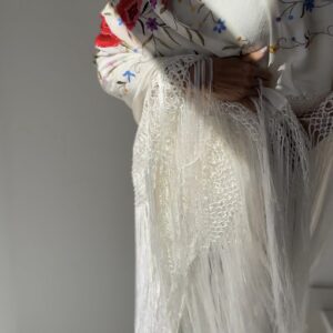 Cuadro de mantón bordado a mano