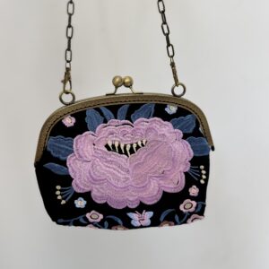 Bolso negro bordado malva