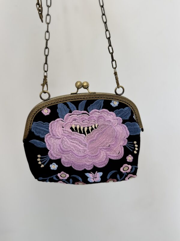 Bolso negro bordado malva