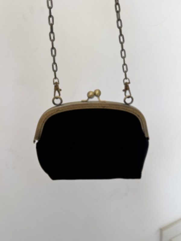 Bolso negro bordado malva - Imagen 3