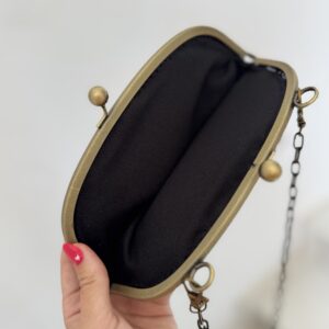 Bolso negro bordado malva