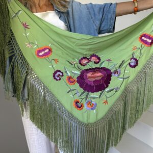 Mantón bordado verde manzana