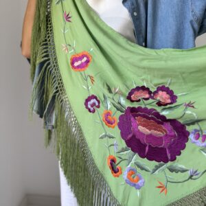 Mantón bordado verde manzana