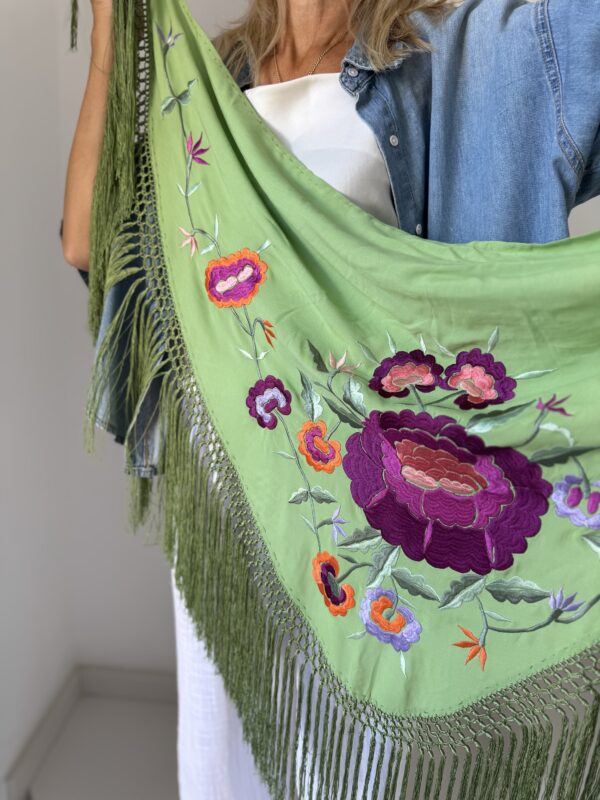 Mantón bordado verde manzana