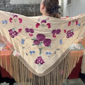 Medio mantón bordado