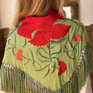 Mantón modelo clavellina verde manzana