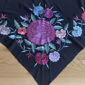 Mantón negro bordado colores