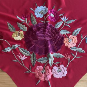 Mantón rojo bordado en colores