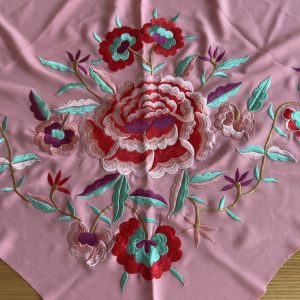Mantón rosa bordado colores