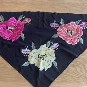 Mantón bordado modelo mariposa