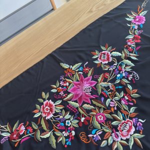 Mantón negro bordado en colores