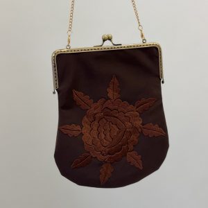 Bolso bordado hecho a mano