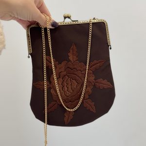 Bolso bordado hecho a mano