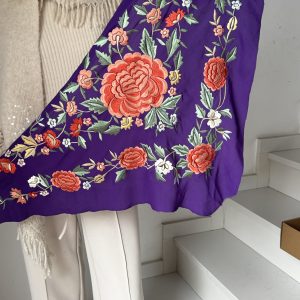 Mantón morado bordado colores