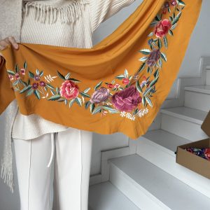 Mantón albero bordado en colores sin flecar