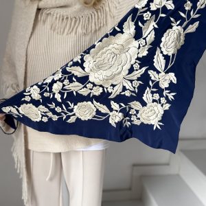 Mantón azul noche bordado en hueso