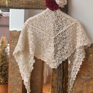 Mantón de crochet en beige