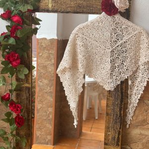 Mantón de crochet en beige
