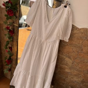 Bata blanca perforada bordada