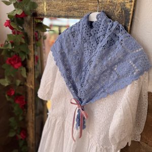 Mantoncilo crochet azul ducado