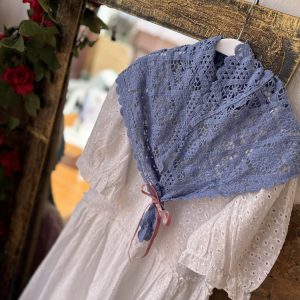 Mantoncilo crochet azul ducado