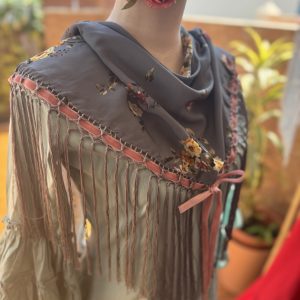 Mantón estampado gris de florecitas