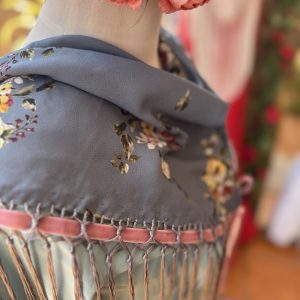 Mantón estampado gris de florecitas