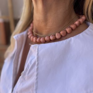 Collar piedras rosa maquillaje