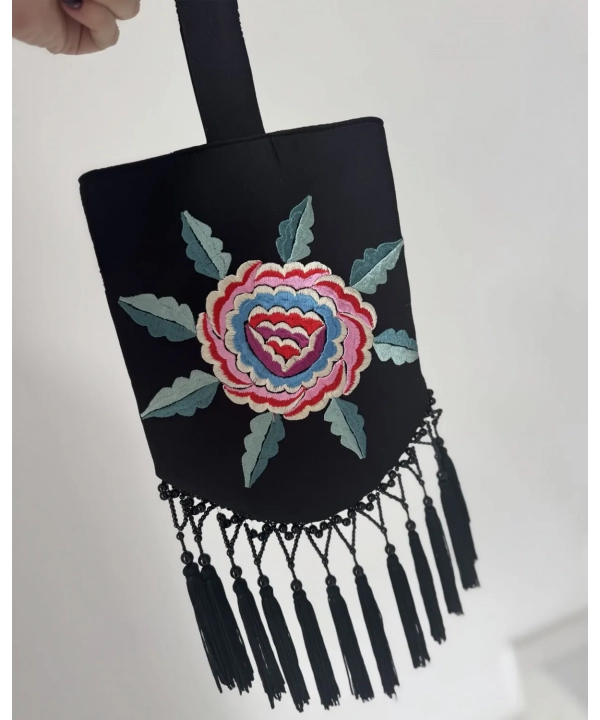 Bolso de mano bordado