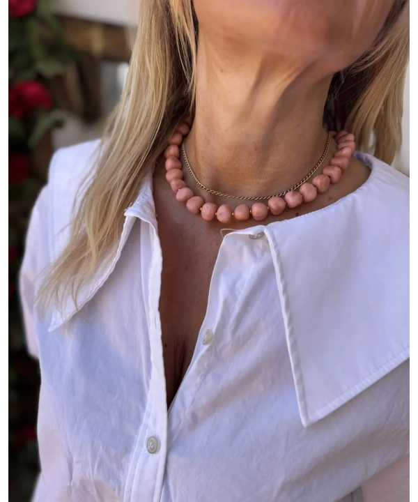 Collar piedras rosa maquillaje