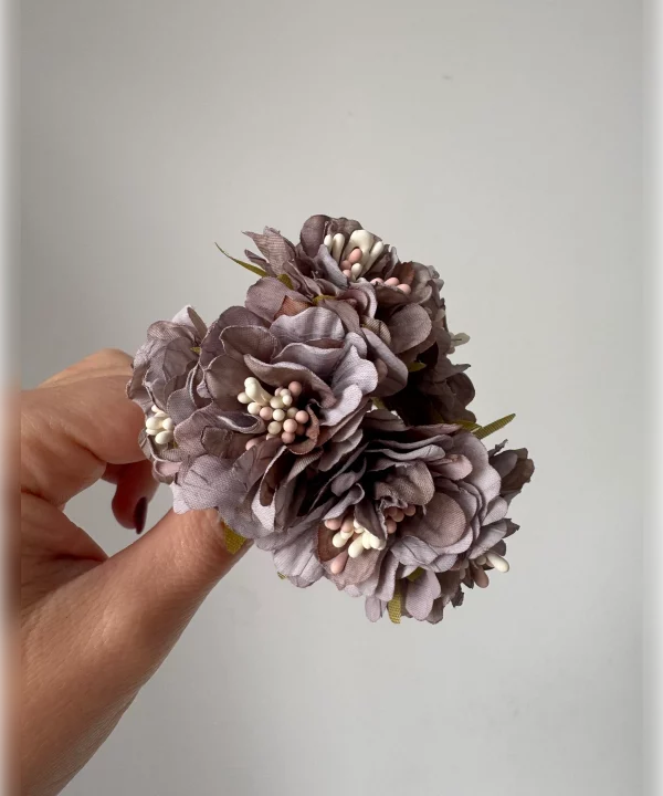 Flores en rebajes grises