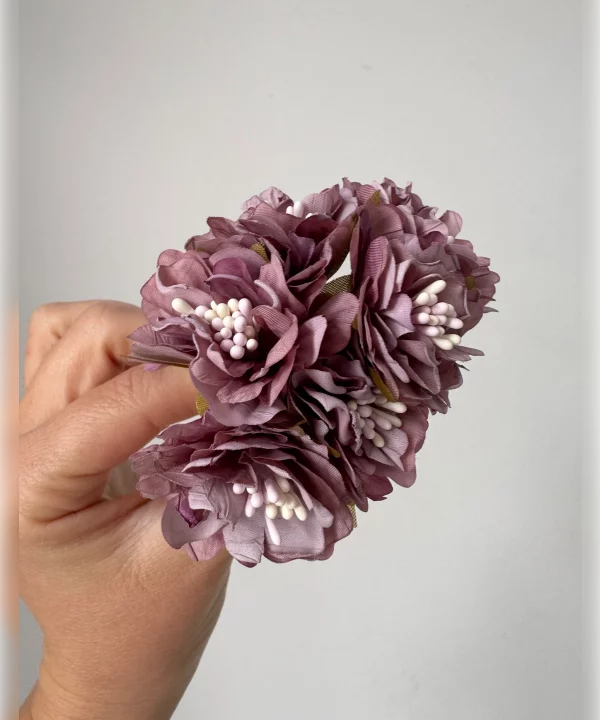 Flores malvas empolvado