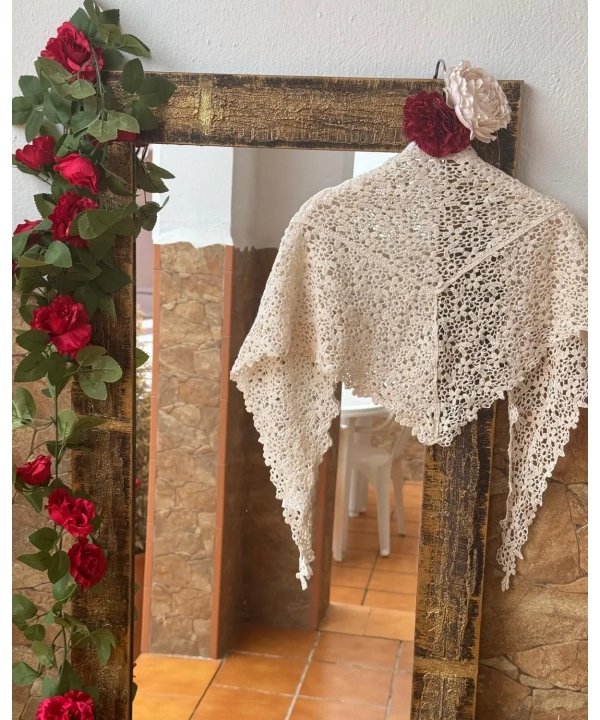 Mantón de crochet en beige