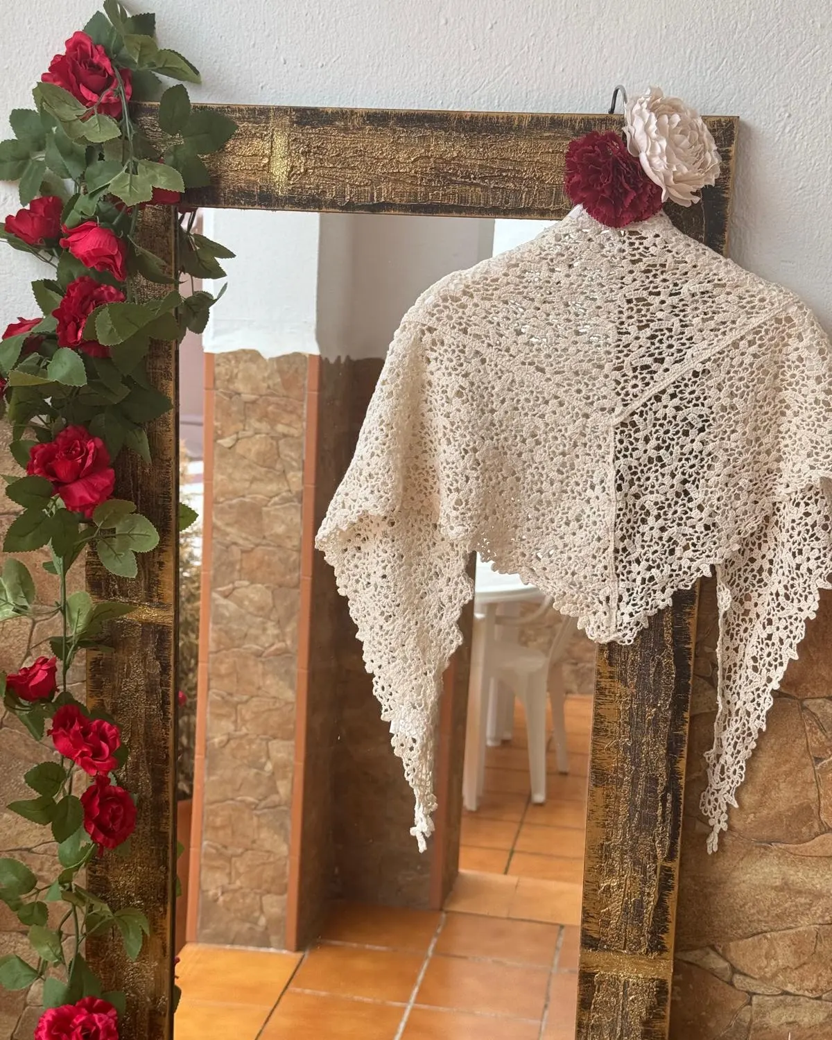 Mantón de crochet en beige