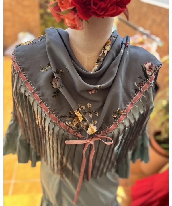 Mantón estampado gris de florecitas
