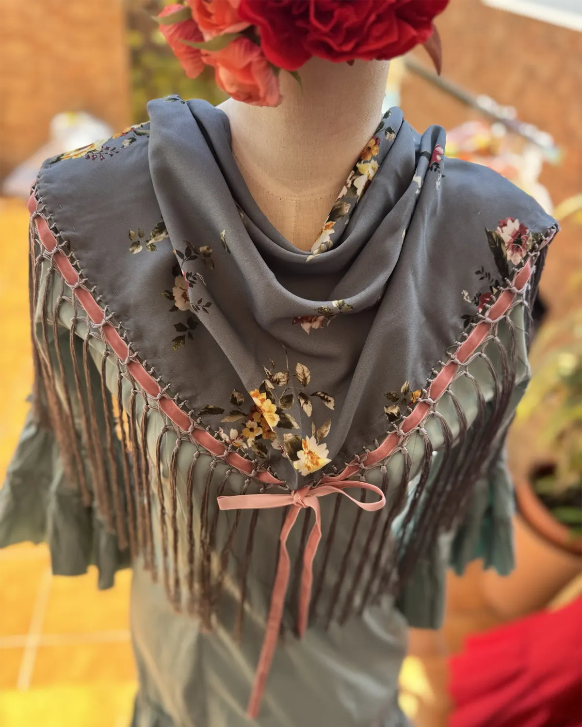 Mantón estampado gris de florecitas