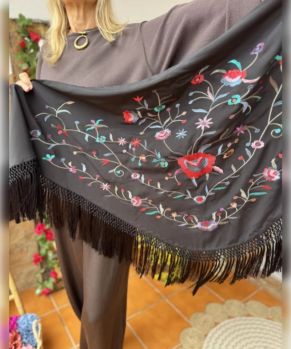 Mantón modelo peonía negro